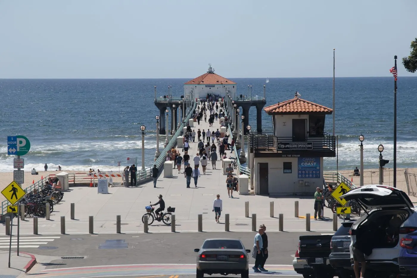 People walking the Manhattan Beach Pier