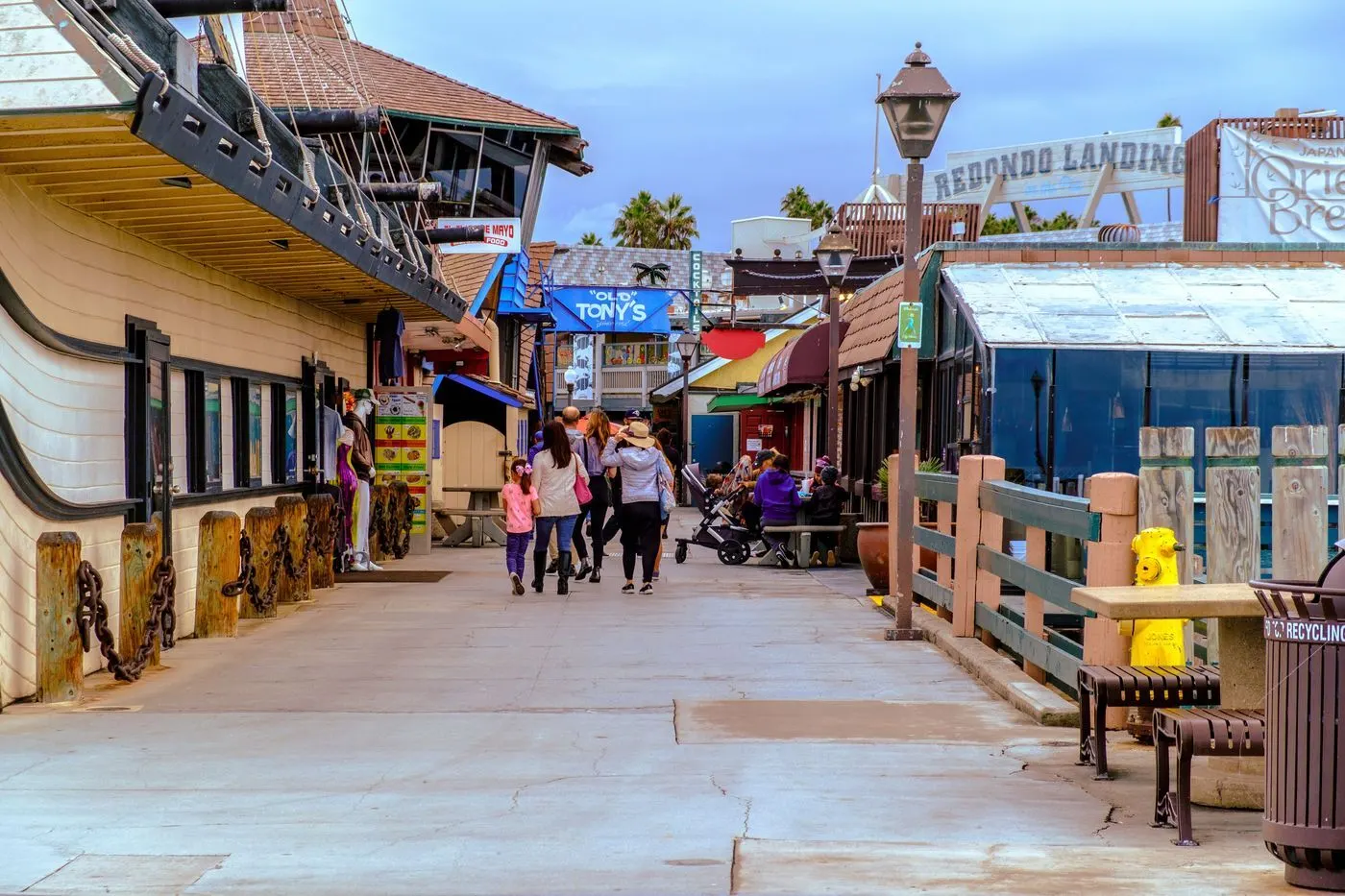 Families on the Redondo Beach Pier